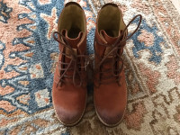 Like New… Bussola Kalahari Lady Suede Ankle Boot (size 36)