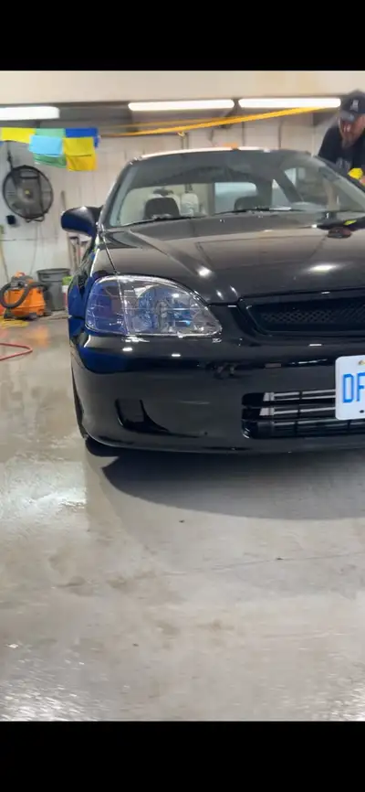 Brand new aftermarket headlight assemblies for a 99/00 Honda civic. Been in the car for 400kms. Chan...