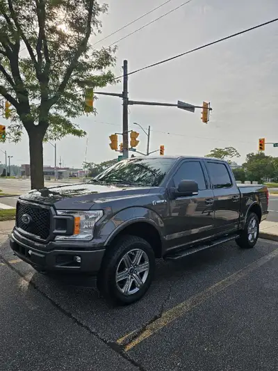 2018 ford f150  XLT sport  5.0  LOW KMS 