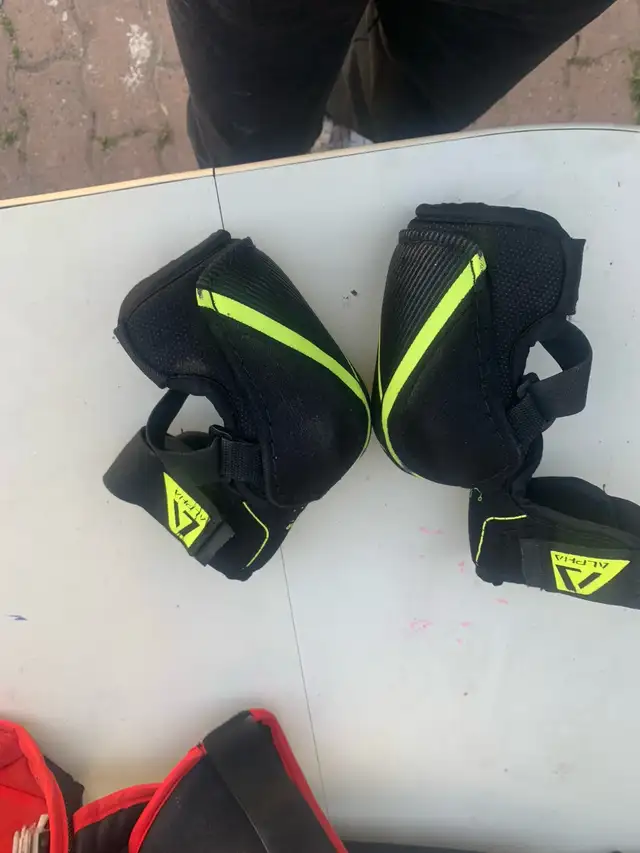 hockey elbow pads in Hockey in Edmonton - Image 3