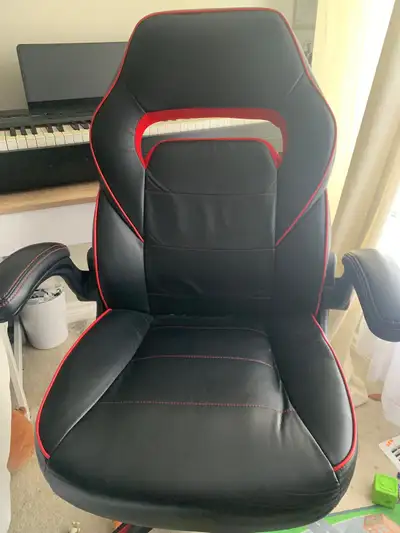 Black & Red Gaming Chair – Smoke & Pet-Free, View more