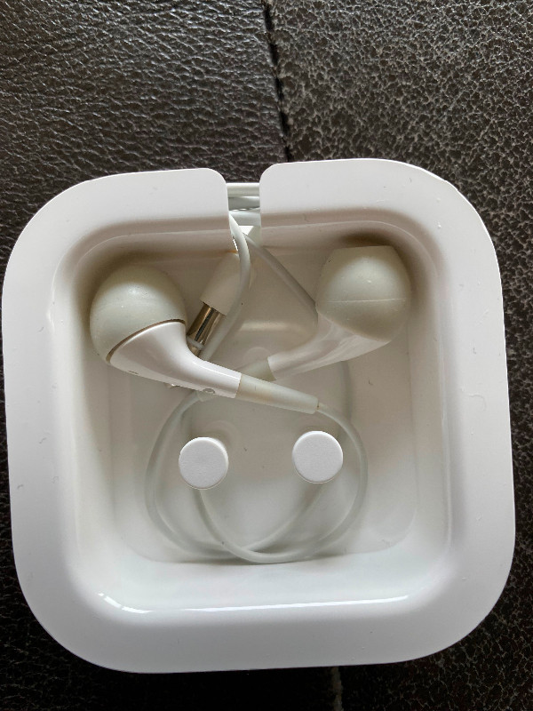 Apple Earbuds with 3.5mm Headphone Plug in Headphones in Mississauga / Peel Region