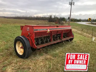 International 5100 seed drill , 21 run . Used it last year to plant soybeans and fall wheat . Fertil...