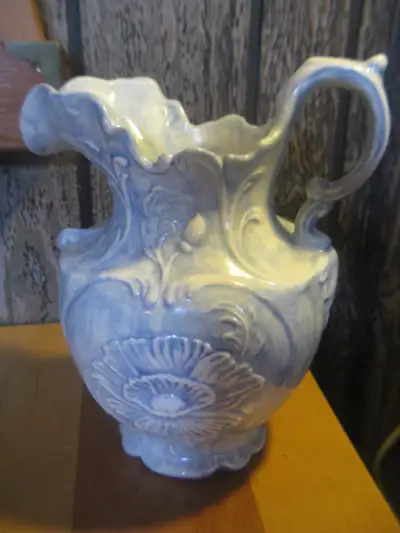 Pot à eau de chambre. Hauteur : 12 pouces. Excellent état., View more