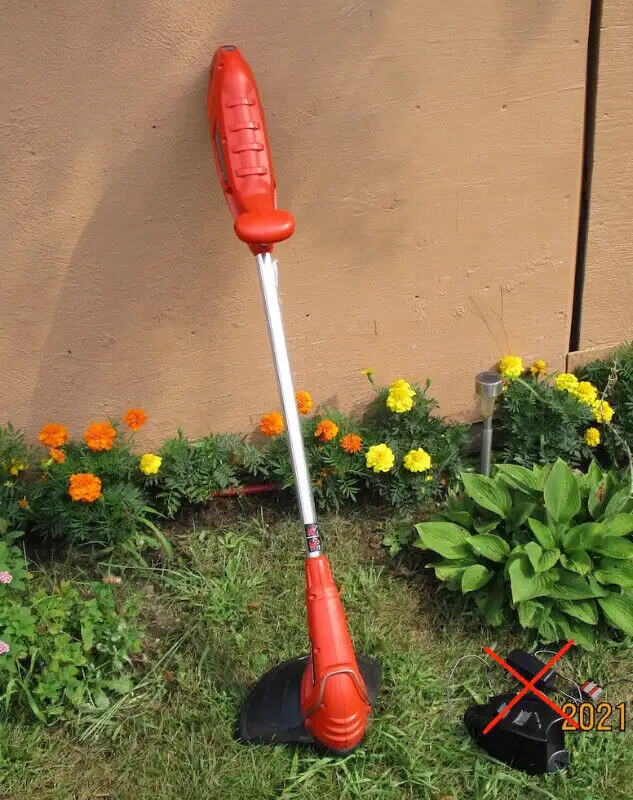 Black & Decker Cordless Grass Trimmer for Parts in Lawnmowers & Leaf Blowers in Kingston - Image 2