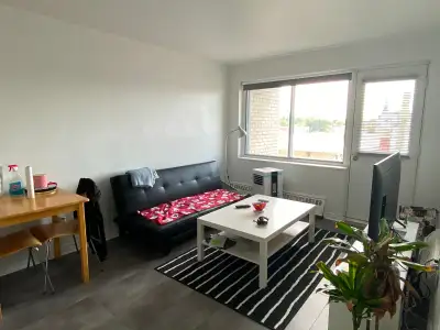 Disponible pour occupation au 1 aout, lumineux 3 1/2 tout inclus (meublé, chauffage, electricité, ea...