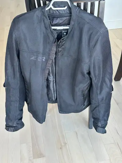 Voici un manteau de moto ZR de taille Medium, idéal pour tout passionné de moto à la recherche de pr...