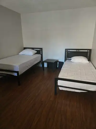 Rooms for rent in pickering, with parking