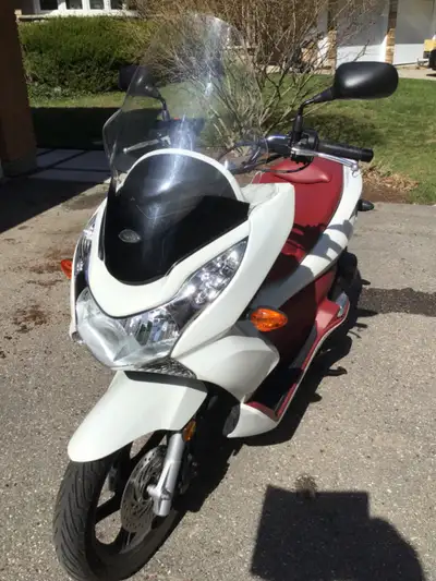 Get your spring rolling with this fuel-injected urban mover. Honda PCX two-seater rides like the day...