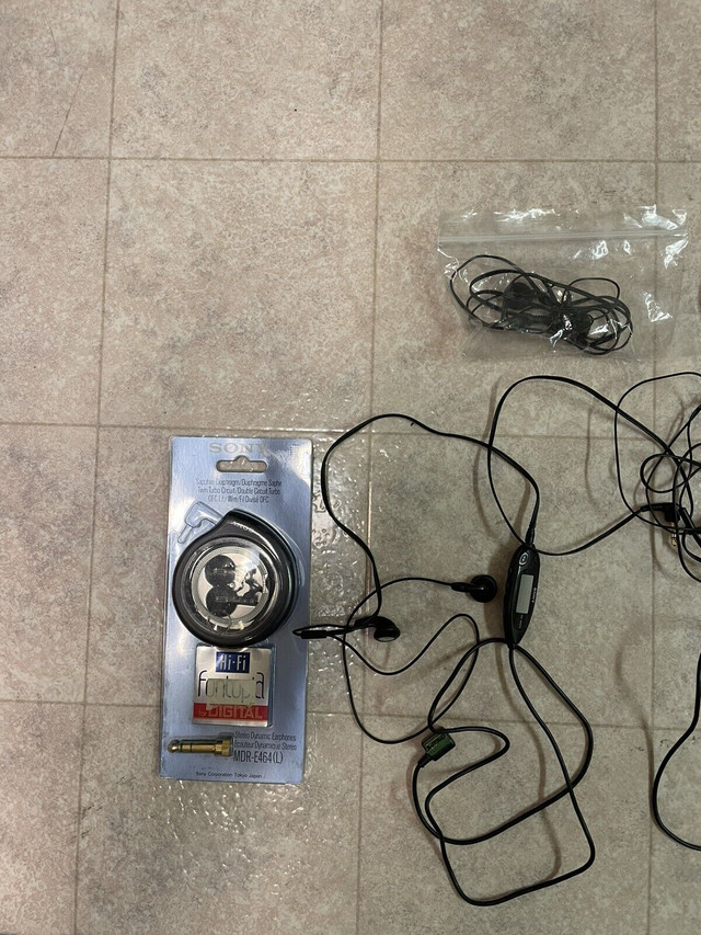 Sony headphones and remotes for sale (Excellent Condition) in Headphones in Mississauga / Peel Region - Image 3
