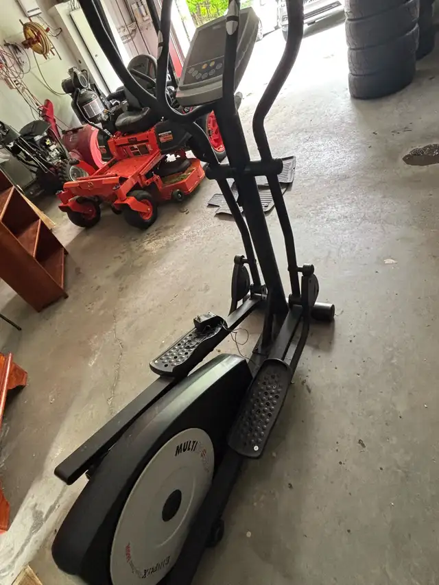 Elliptical trainer in Exercise Equipment in Bedford - Image 3