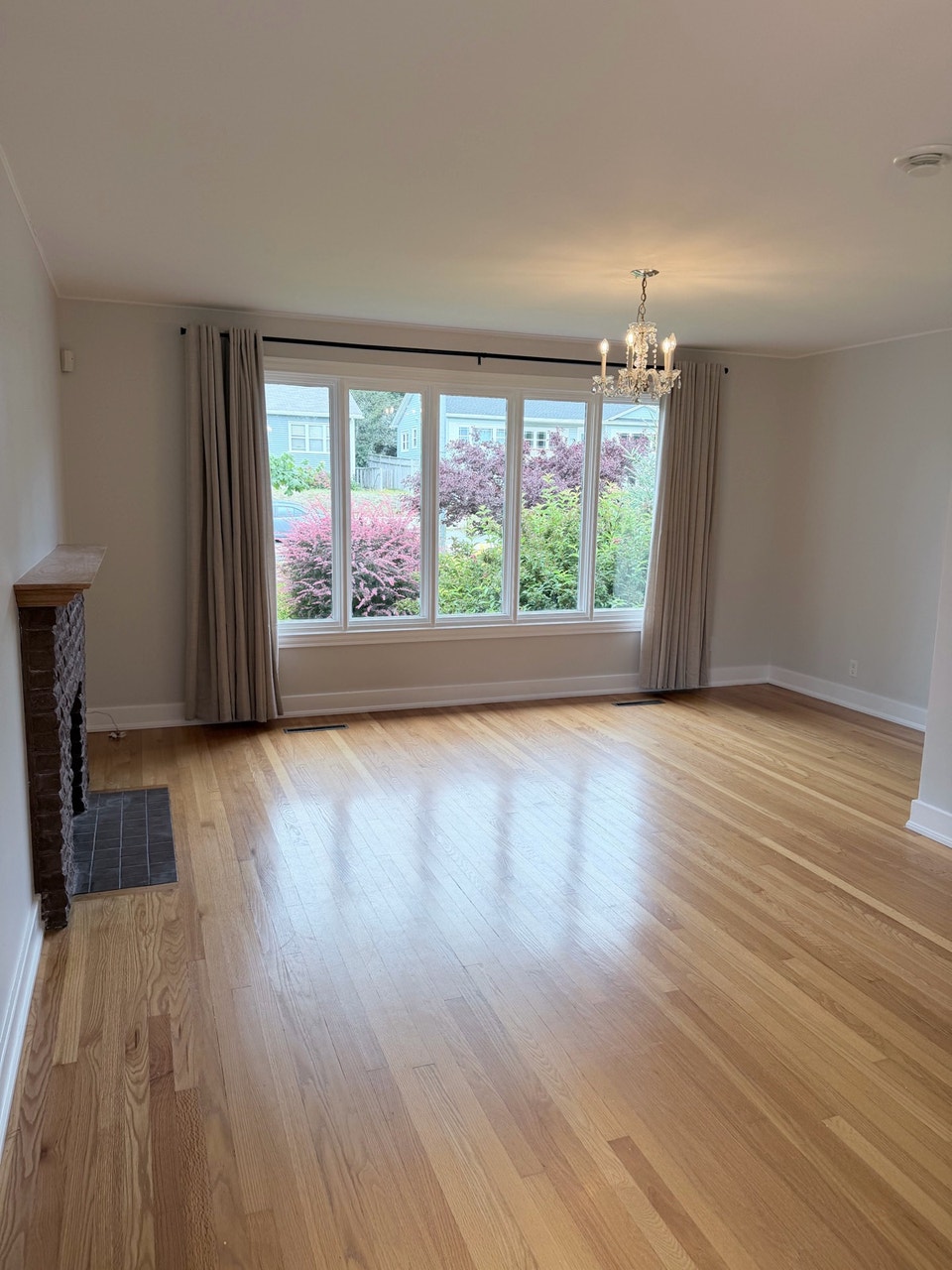 3 bedroom 1 bathroom house Churchill Square area 4