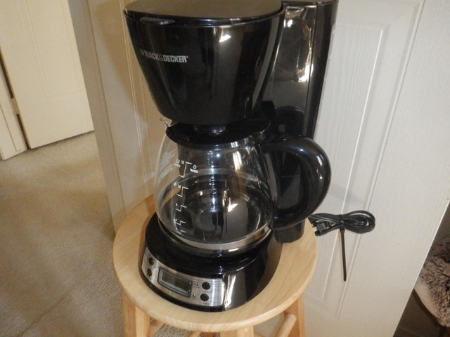 Black & Decker 12 cup Coffeemaker in Coffee Makers in Guelph