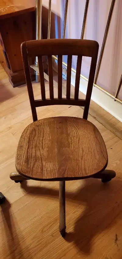 Antique office chair in excellent condition. Beautiful piece of furniture. $50