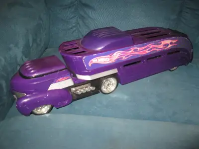 Article de Collection. Jouet Hot Wheels. Camion Mauve de Transport pour Petite Voiture. 15.00$. Bonn...