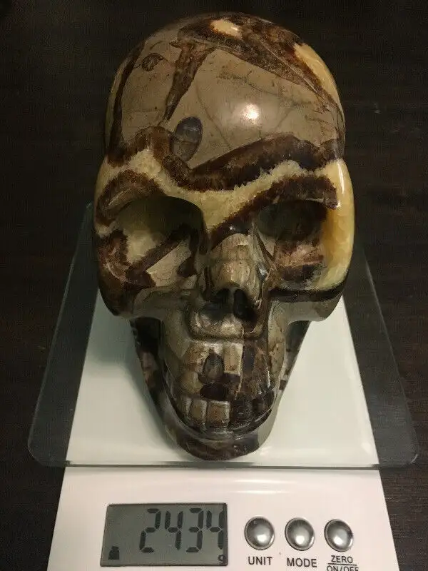 Large carved crystal skull62854396093571123