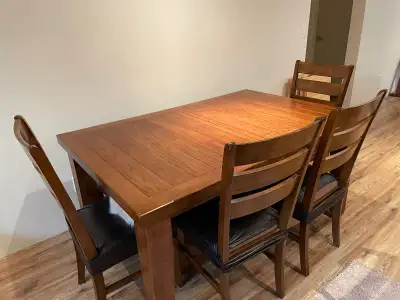 Beautiful Solid Wood table for your Kitchen or Dinning Room in very good condition. It’s 42” wide x...