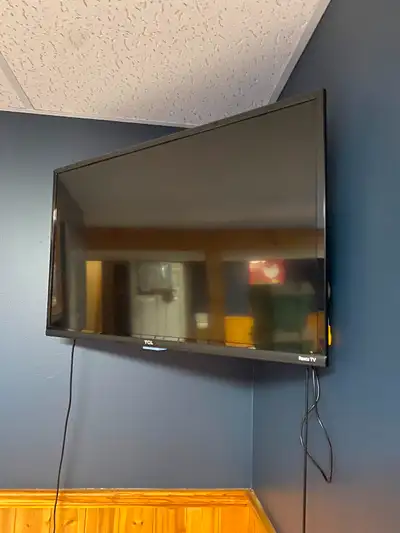 TCL Roku TV and mounting hardware for SALE. 32 inch.