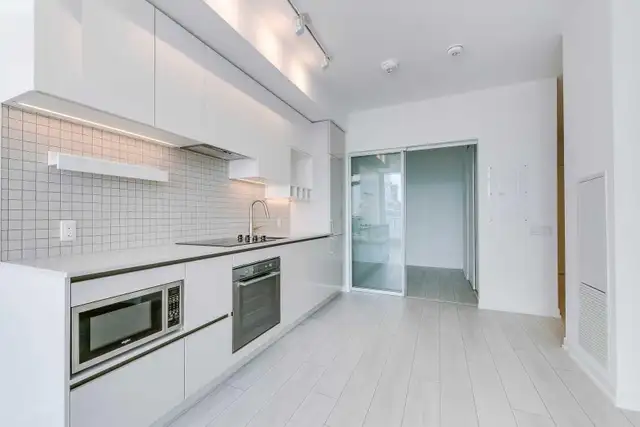 New 2bed 2bath condo near KPMG & VMC available from now