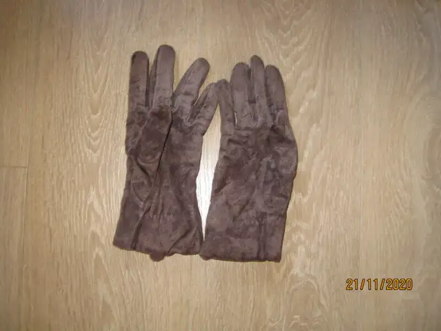 WOMEN'S WINTER LEATHER JACKETS AND MATCHING GLOVES in Women's - Tops & Outerwear in Calgary - Image 6