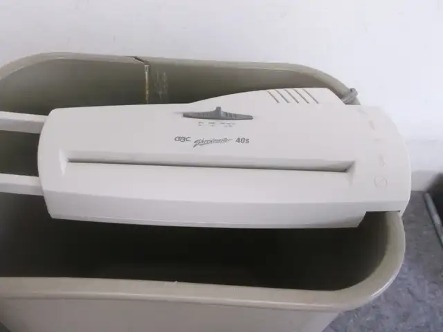GBC Paper Shredder with Catch Bin Shredmaster 40S63007359335043121