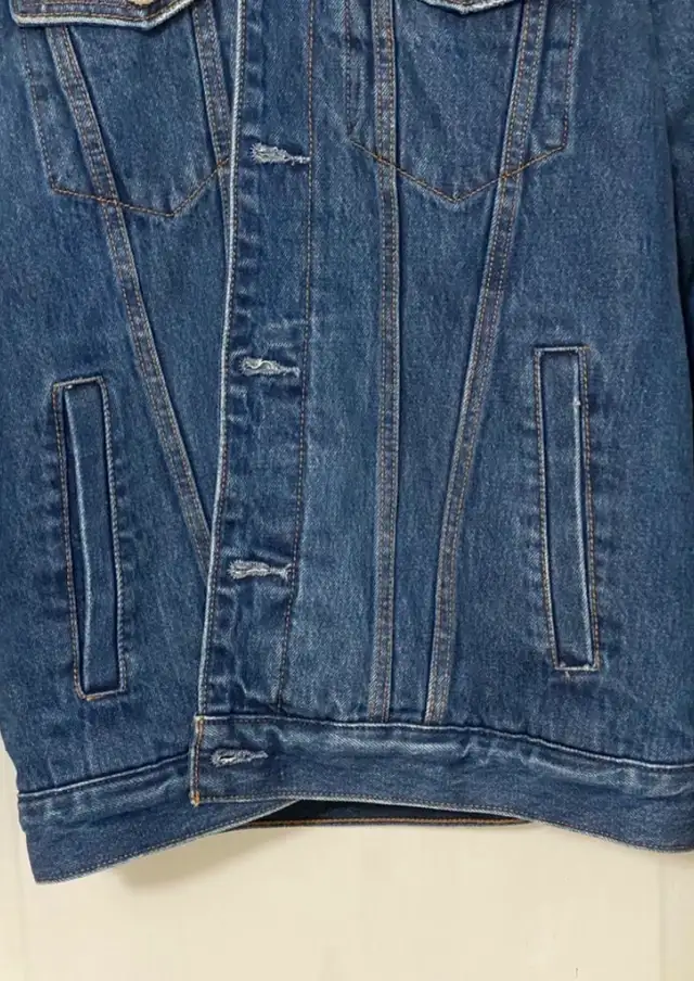 Abercrombie & Fitch Sherpa-Lined Trucker Denim Jacket in Men's in Mississauga / Peel Region - Image 3