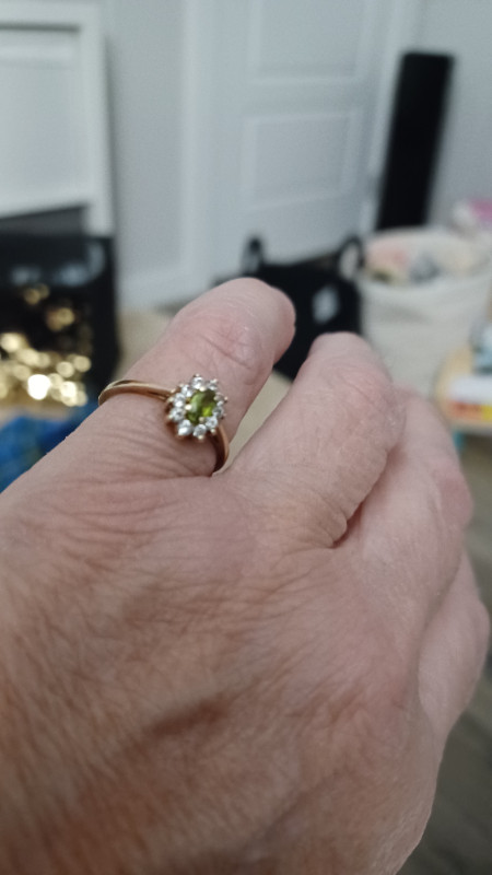 10k Gold peridot ladies ring in Jewellery & Watches in City of Halifax - Image 4