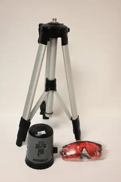 Johnson Self-Adjusting Laser Level Model 057-4559-4 with case. Please see pictures for more details....