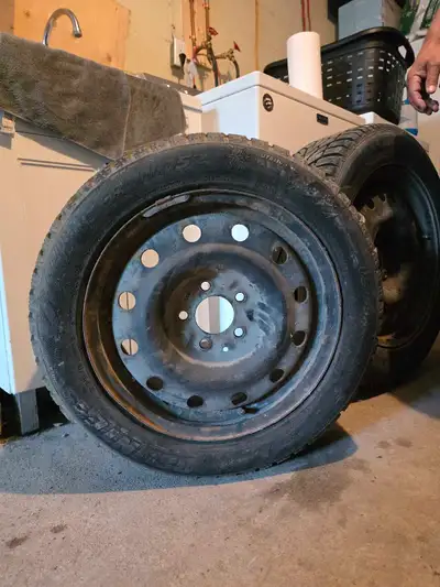 4 Pneus d'hiver a vendre avec rim 205-55 R16 Excellent condition. Veuillez me contacter au 514-553-4...
