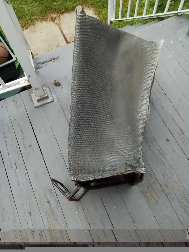 sac de tondeuse L 12 x h 8 po peut s installer sur autre support in Lawnmowers & Leaf Blowers in Laval / North Shore - Image 4
