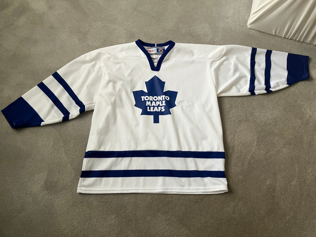 CCM Maple Leaf Jersey in Hockey in Renfrew - Image 4