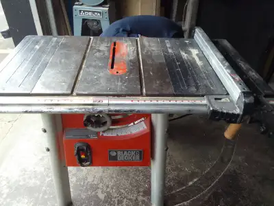 Banc de scie Black& Dercker 110 Volts en bon état de fonctionnement. Fait des coupe en angle. La lam...