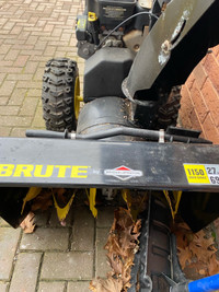 Brute snowblower Briggs and Stratton gasoline engine 