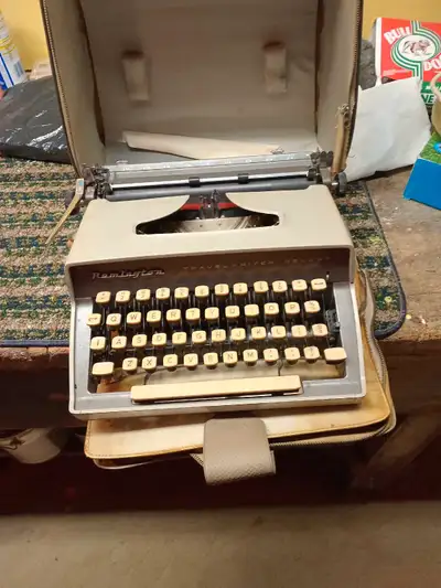 Remington - travel - Riter - Deluxe Vintage typewriter. 905 734 7902