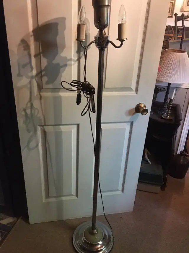 Vintage floor lamp in Arts & Collectibles in Ottawa - Image 3