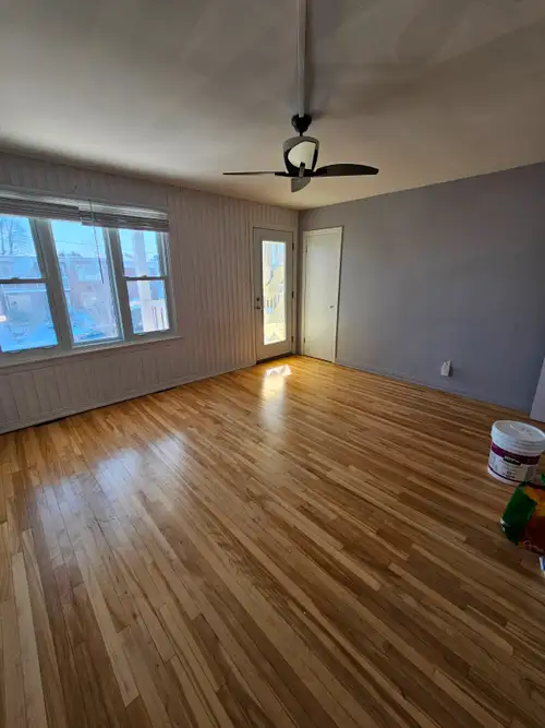 Grand 5 1/2, haut duplex, 3 chambres, 1 salle de bain, 1 salle à manger. Patio, balayeuse centrale,...