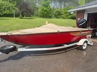 2009 Princecraft Starfish SC, red and sand colour, 40 hp Mercury 4 stroke, fish finder, live well, e...