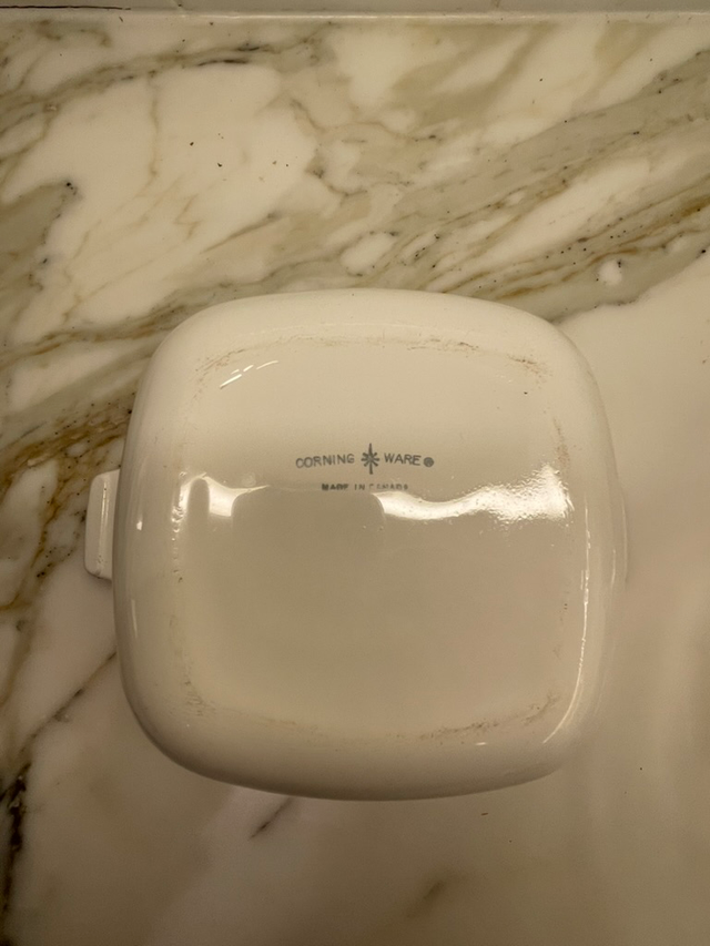 Vintage Corningware A-1-1/2-B (1.5L) Casserole with Lid in Kitchen & Dining Wares in Mississauga / Peel Region - Image 3