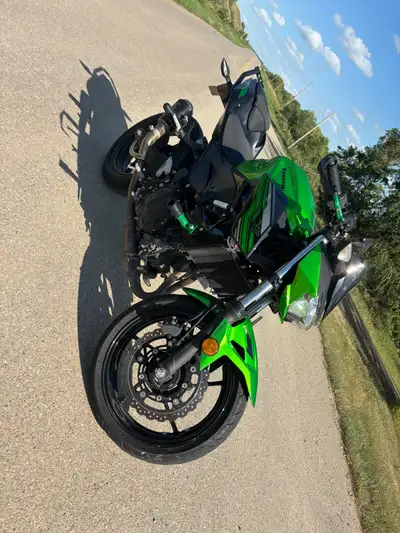 2023 Kawasaki z400 with ABS 16xxxkm and going up as I’m riding. Tons of after market stuff installed...