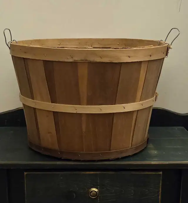 Primitive VTG Larg Basket Country Farm Wood Fruit Vegetable in Home Décor & Accents in City of Toronto - Image 4