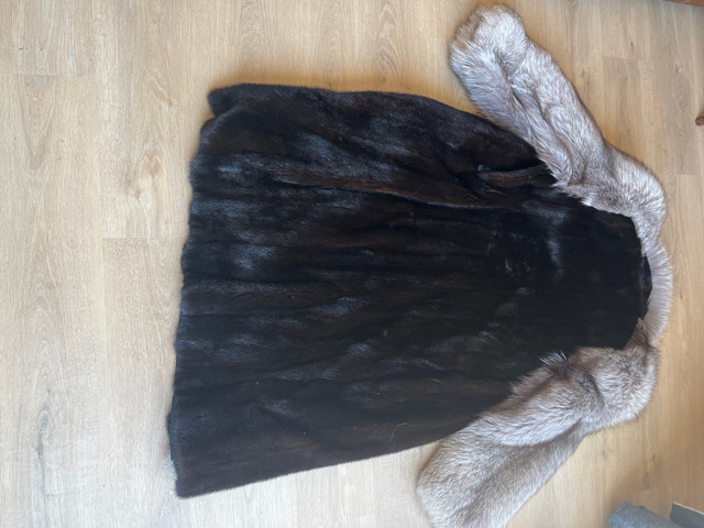 Manteau de fourrure dans Femmes - Hauts et vêtements d'extérieur  à Lanaudière - Image 2