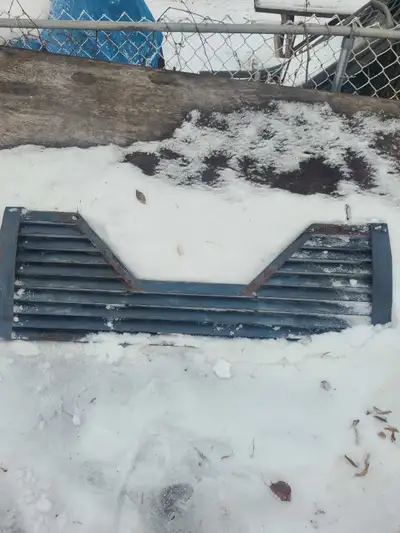 Fifth wheel tailgate cane of 2004 silverado