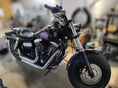 Harley fat bob 2009 en excellente condition , show room aucune graphigne Poigné,lever,filtreur RSD p...