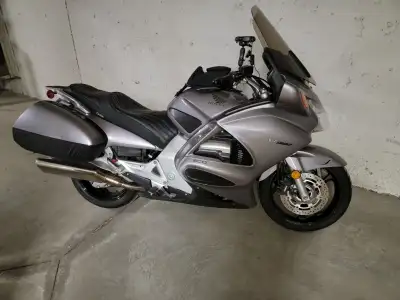 2nd owner - ABS - heated grips - 1 year old Corbin seat - electric adjustable windshield - full prof...