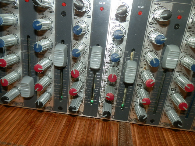 Behringer Eurorack Pro RX1202FX Rackmount Mixer with Effects in Other in City of Halifax - Image 3