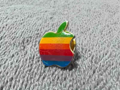 Épinglette Apple Vintage pin, View more