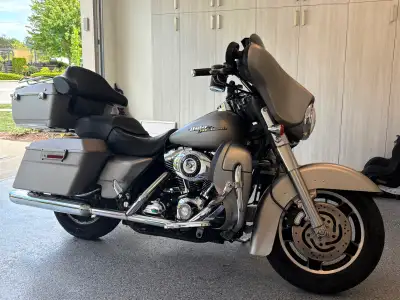 Great Bike 2007 Street Glide Original owner 49,000.00 KM 2 stage motor upgrades since new approx. 18...
