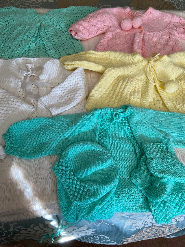 Hand knit baby sweaters dans Vêtements - 3 à 6 mois  à Thunder Bay - Image 2