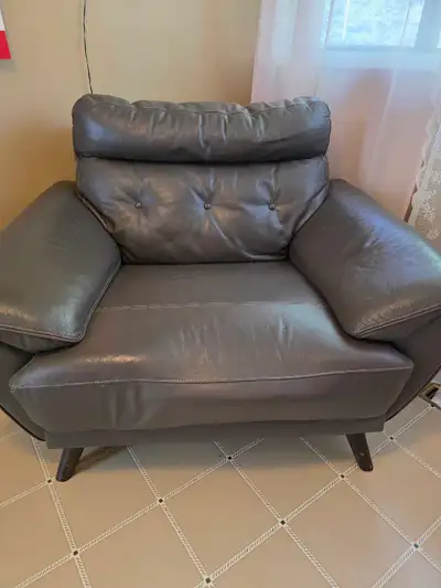 This is a comfortable single seat leather chair, perfect for any living space. As a used item, it ha...
