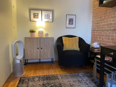Joli bureau lumineux, bien insonorisé, à même un espace professionnel accueillant 4 bureaux, occupés...